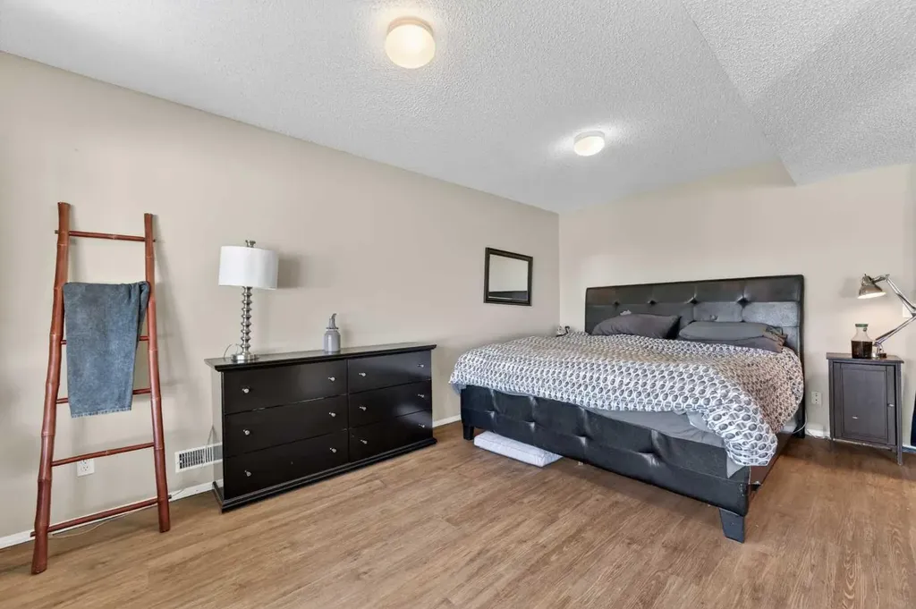 44 Bridlepost Green SW Calgary AB T2Y3X6