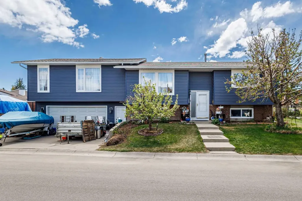 169 Beddington Circle NE Calgary AB T2K 2E3
