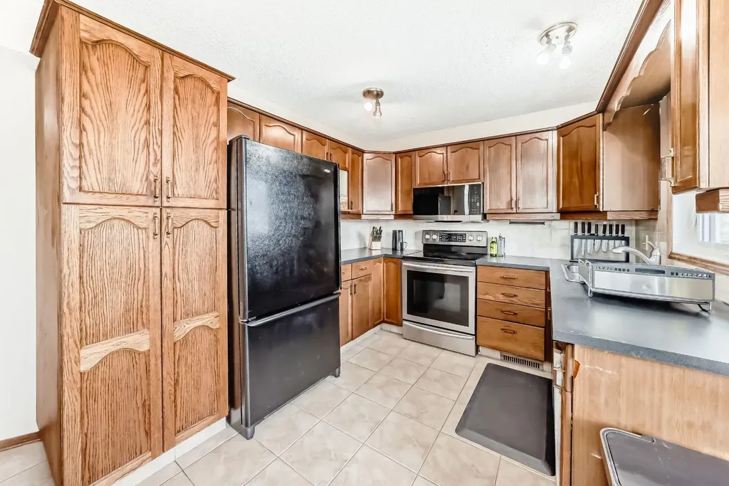 118 Sandpiper Way NW Calgary AB T3K 3P5