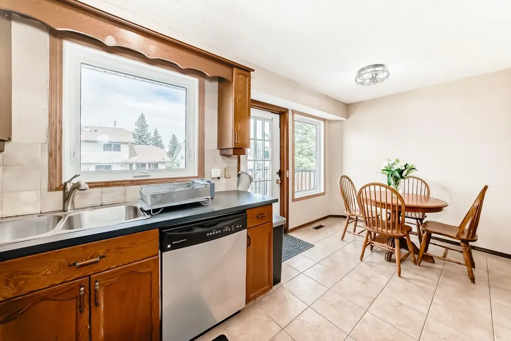 118 Sandpiper Way NW Calgary AB T3K 3P5