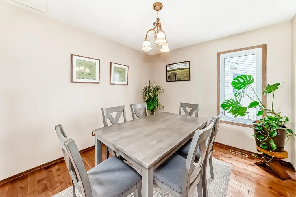 118 Sandpiper Way NW Calgary AB T3K 3P5