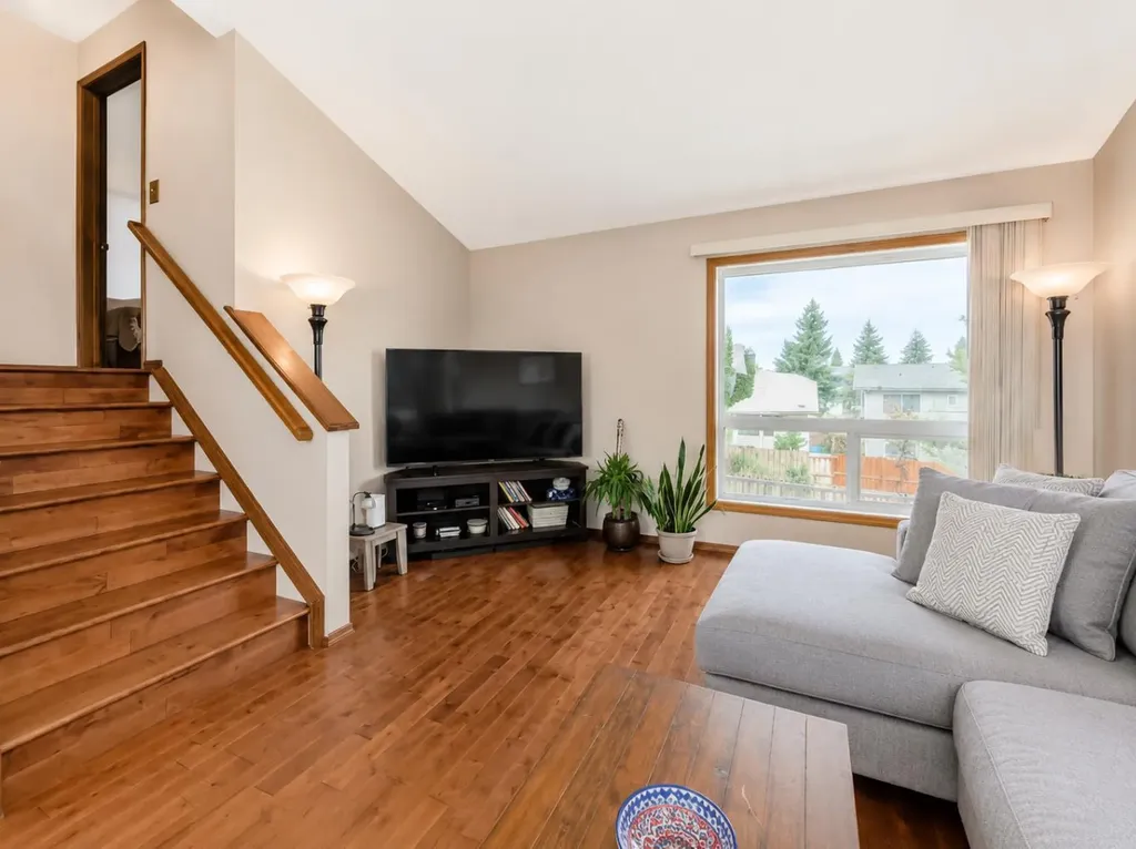 118 Sandpiper Way NW Calgary AB T3K 3P5