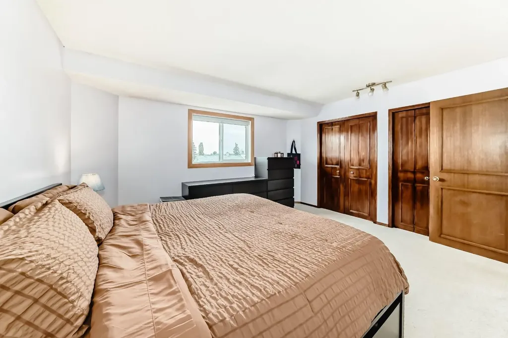 118 Sandpiper Way NW Calgary AB T3K 3P5