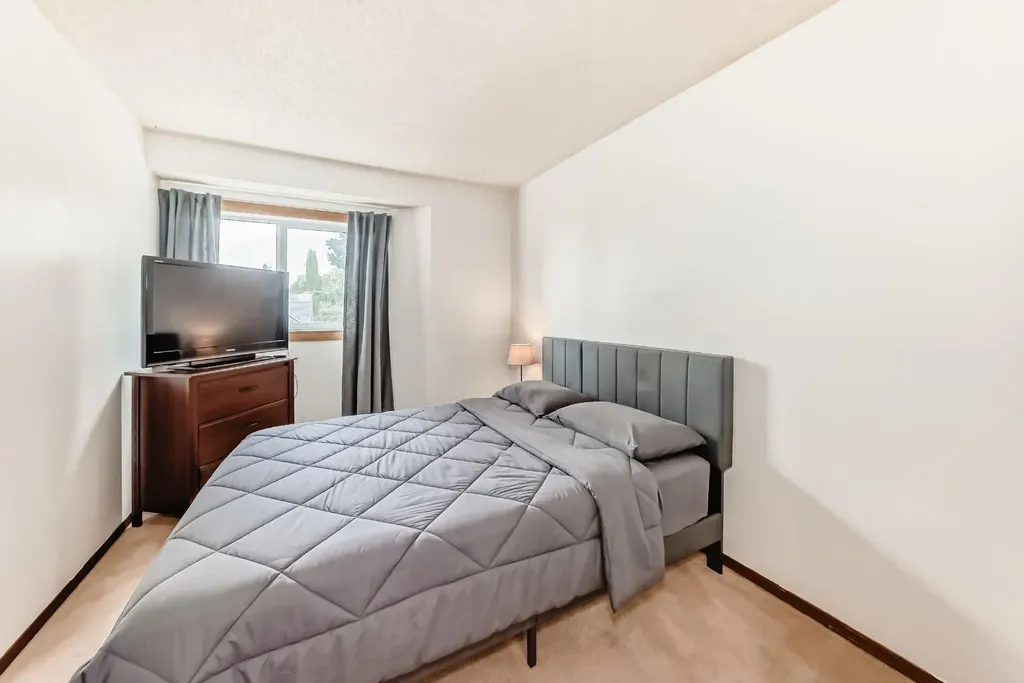 118 Sandpiper Way NW Calgary AB T3K 3P5