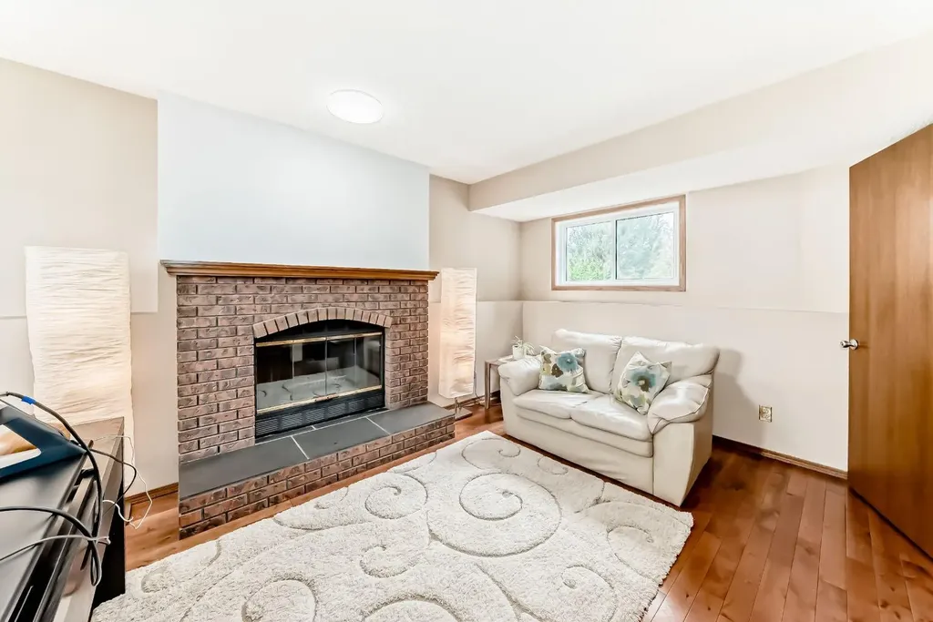 118 Sandpiper Way NW Calgary AB T3K 3P5