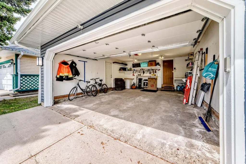 118 Sandpiper Way NW Calgary AB T3K 3P5