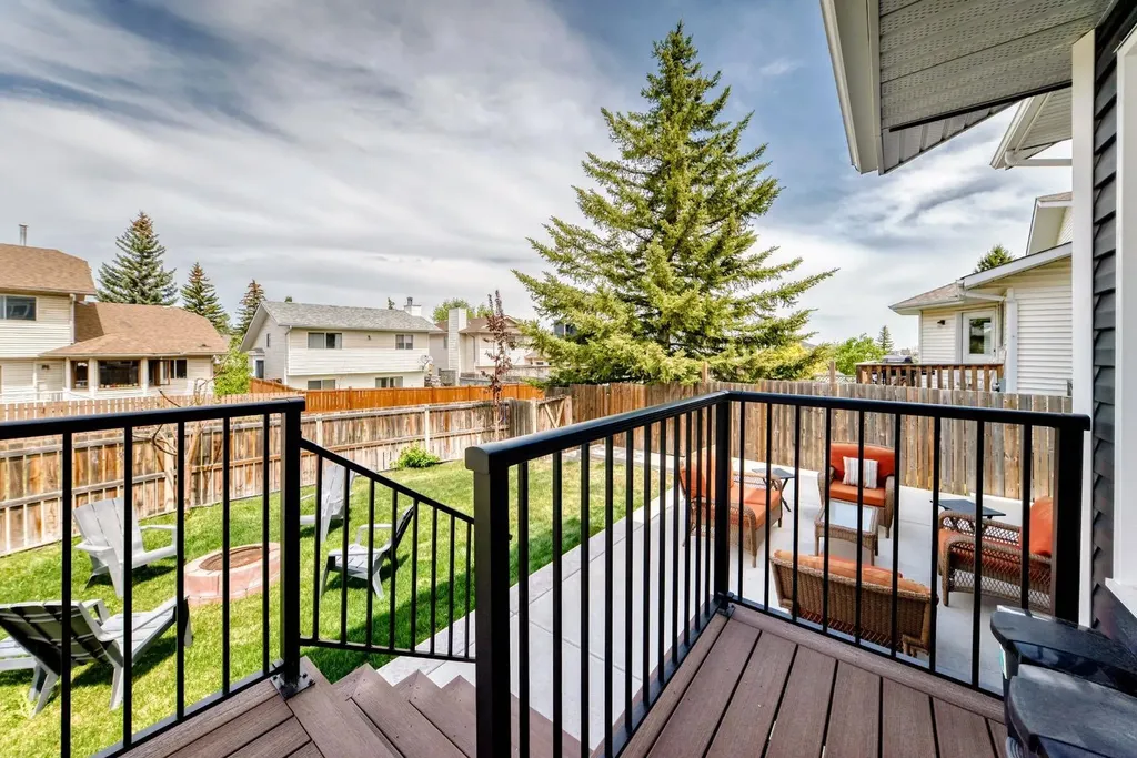 118 Sandpiper Way NW Calgary AB T3K 3P5