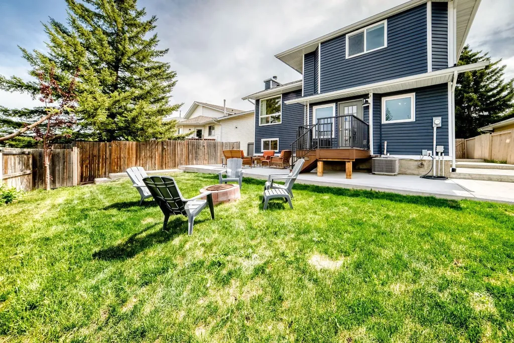 118 Sandpiper Way NW Calgary AB T3K 3P5