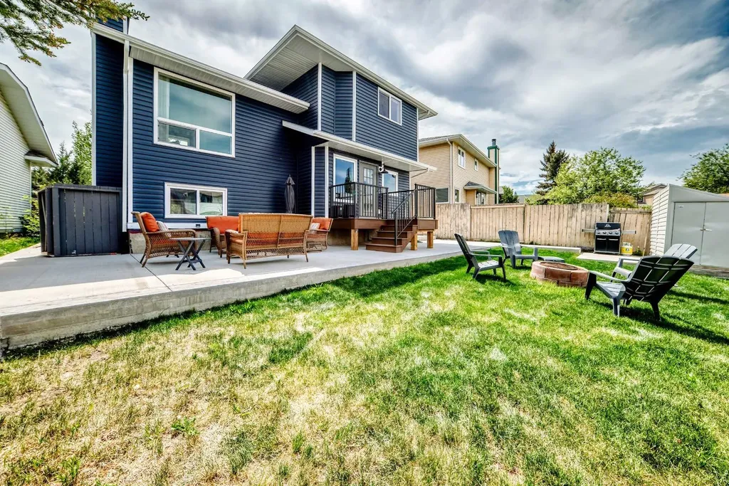 118 Sandpiper Way NW Calgary AB T3K 3P5