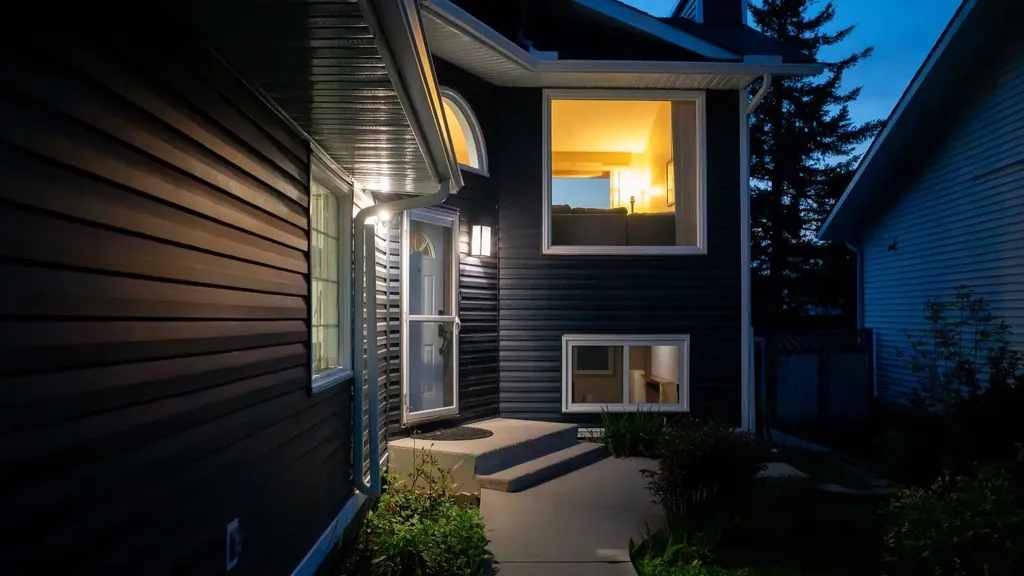 118 Sandpiper Way NW Calgary AB T3K 3P5