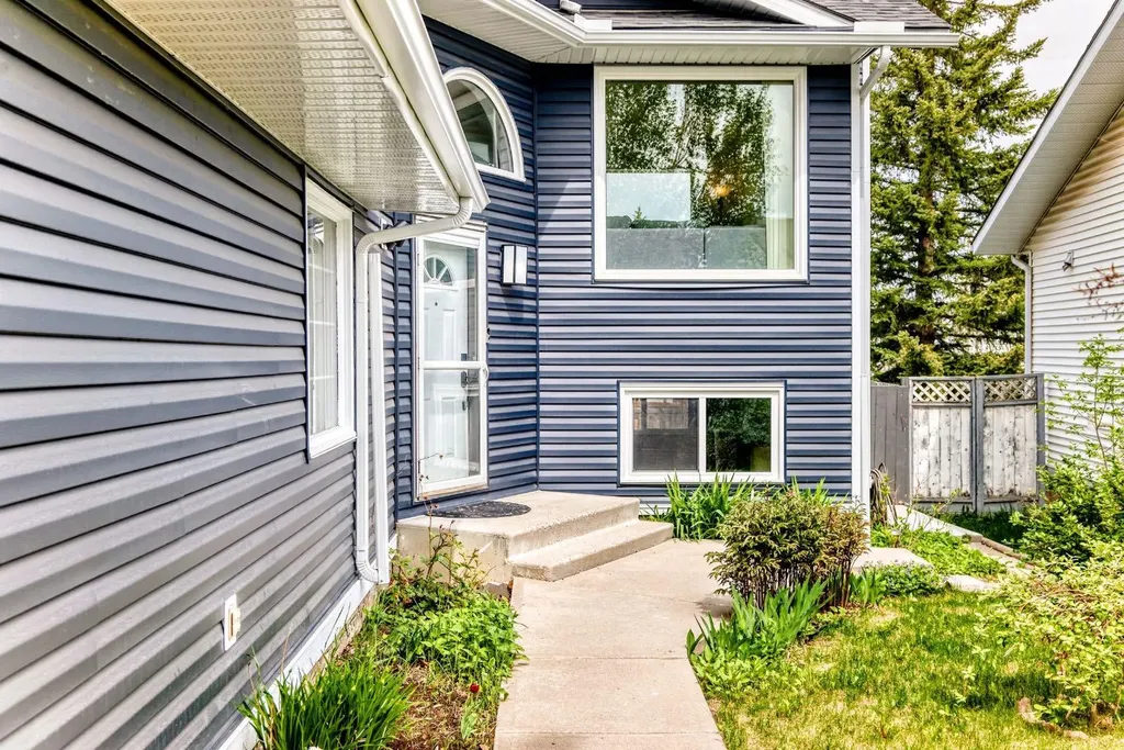 118 Sandpiper Way NW Calgary AB T3K 3P5