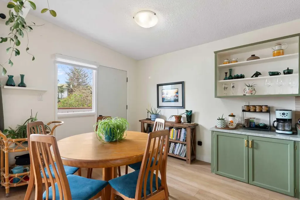 7612 35 Avenue NW Calgary AB T3B 1T5
