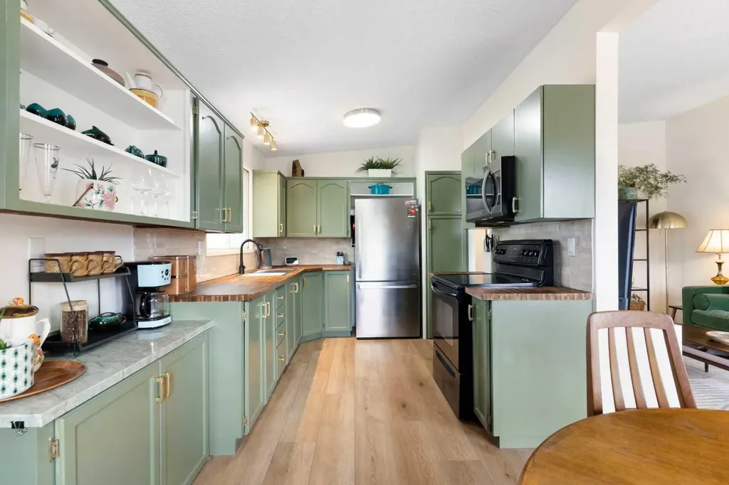 7612 35 Avenue NW Calgary AB T3B 1T5
