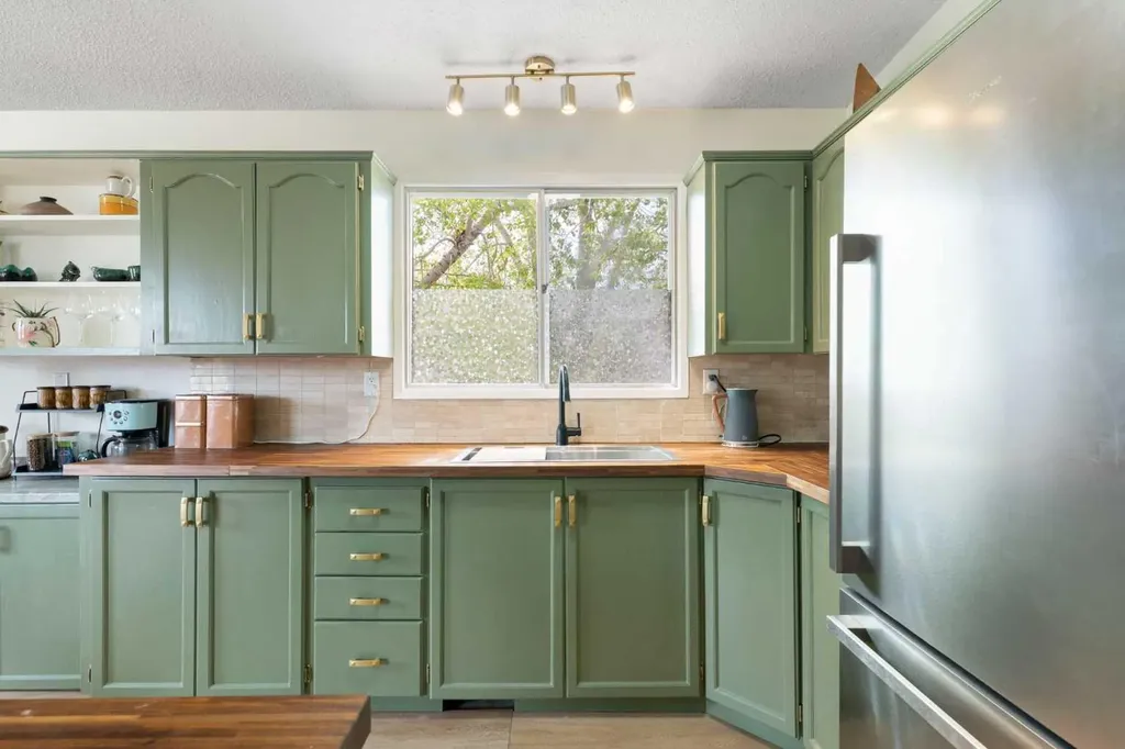 7612 35 Avenue NW Calgary AB T3B 1T5
