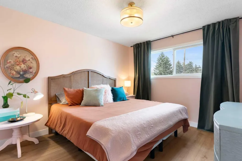 7612 35 Avenue NW Calgary AB T3B 1T5
