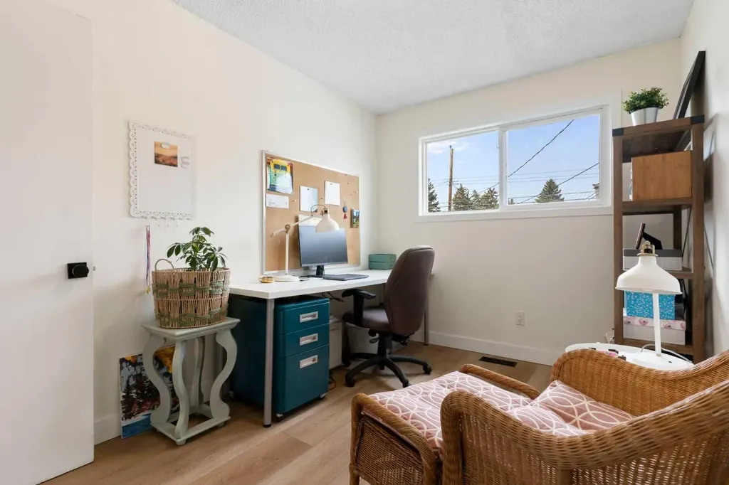 7612 35 Avenue NW Calgary AB T3B 1T5