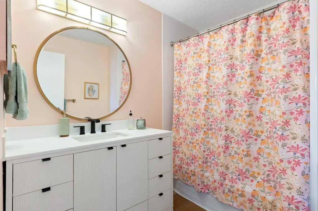 7612 35 Avenue NW Calgary AB T3B 1T5