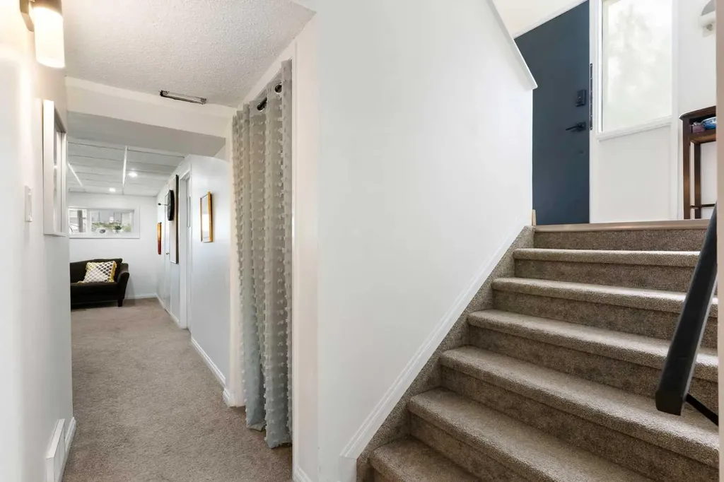7612 35 Avenue NW Calgary AB T3B 1T5