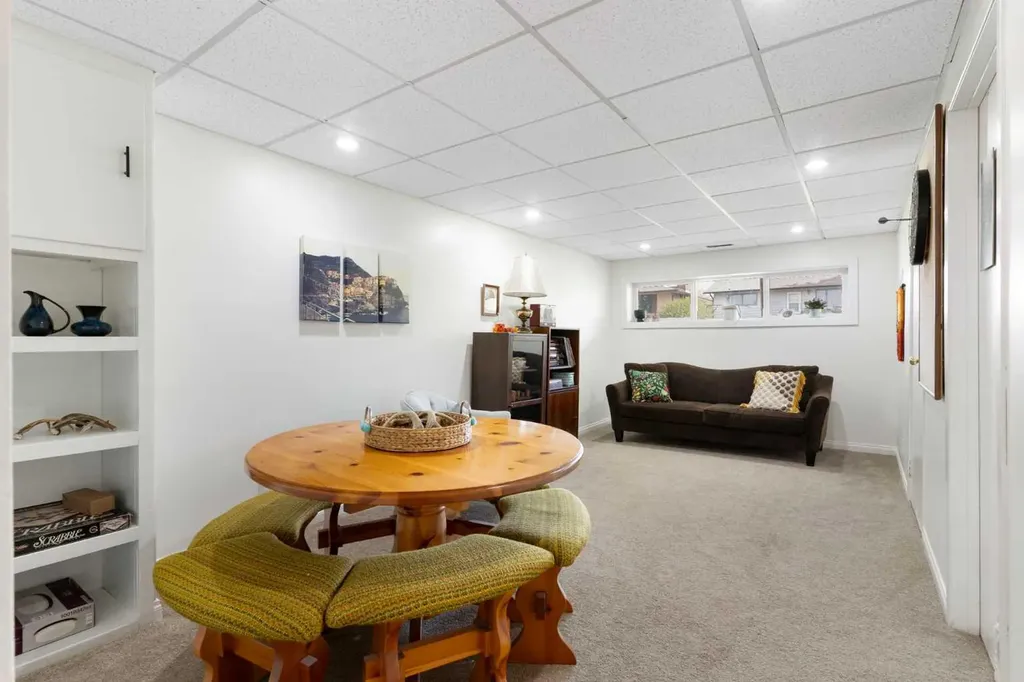 7612 35 Avenue NW Calgary AB T3B 1T5