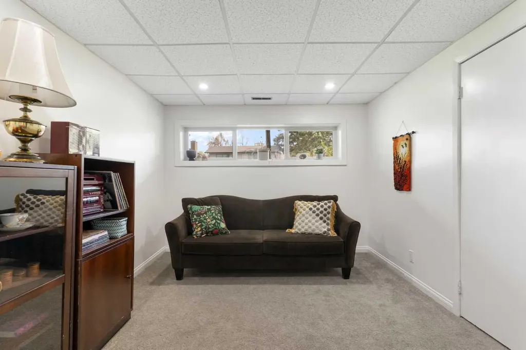 7612 35 Avenue NW Calgary AB T3B 1T5