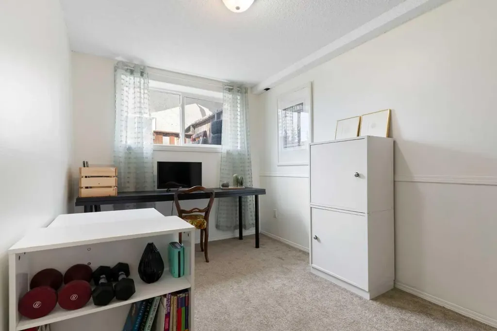 7612 35 Avenue NW Calgary AB T3B 1T5
