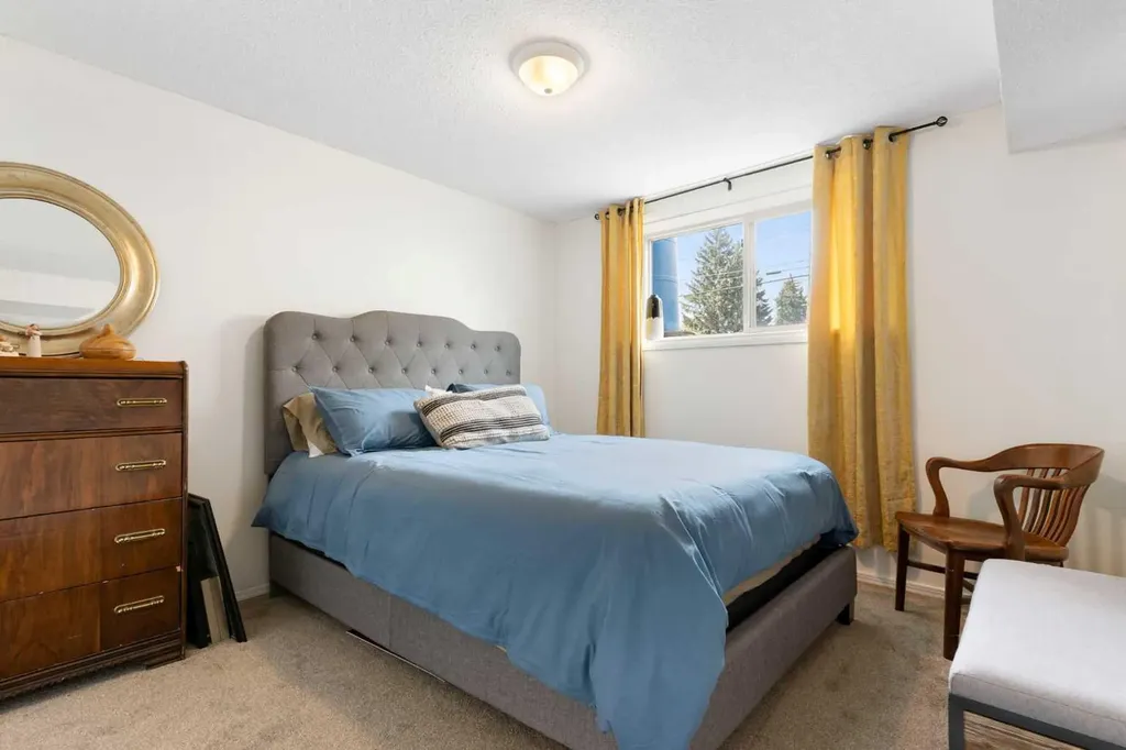 7612 35 Avenue NW Calgary AB T3B 1T5