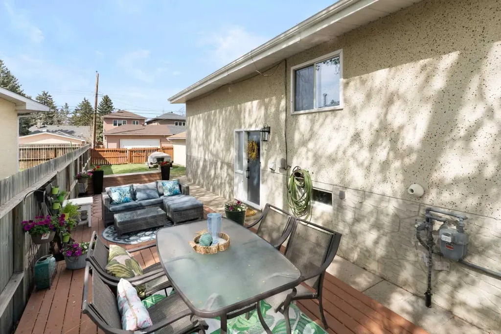 7612 35 Avenue NW Calgary AB T3B 1T5