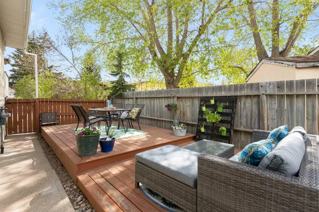 7612 35 Avenue NW Calgary AB T3B 1T5