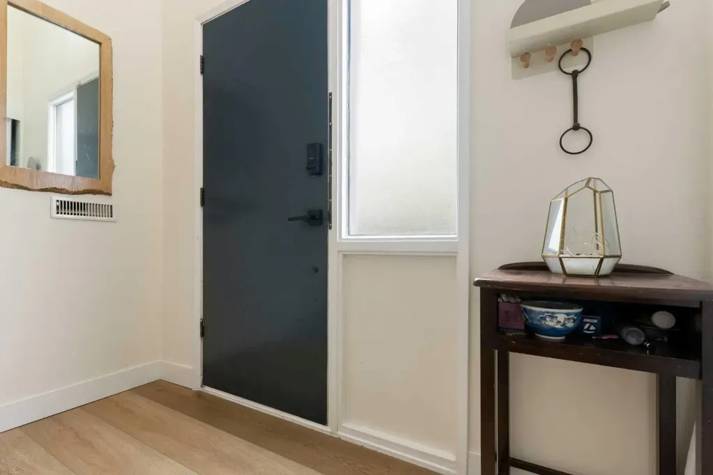 7612 35 Avenue NW Calgary AB T3B 1T5