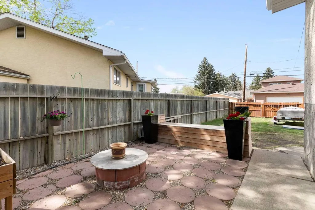 7612 35 Avenue NW Calgary AB T3B 1T5