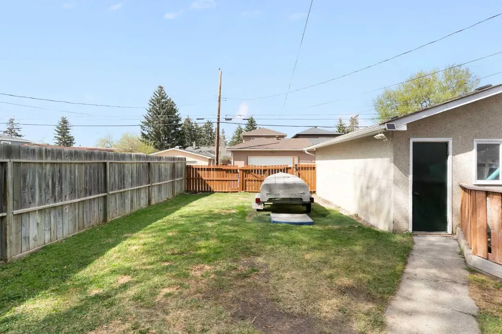7612 35 Avenue NW Calgary AB T3B 1T5