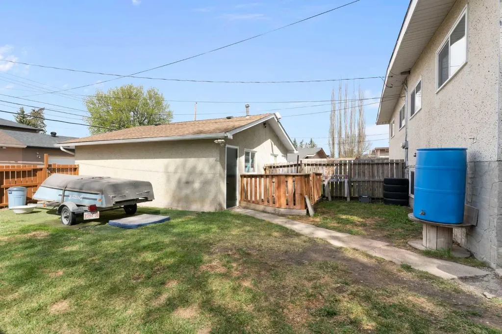 7612 35 Avenue NW Calgary AB T3B 1T5