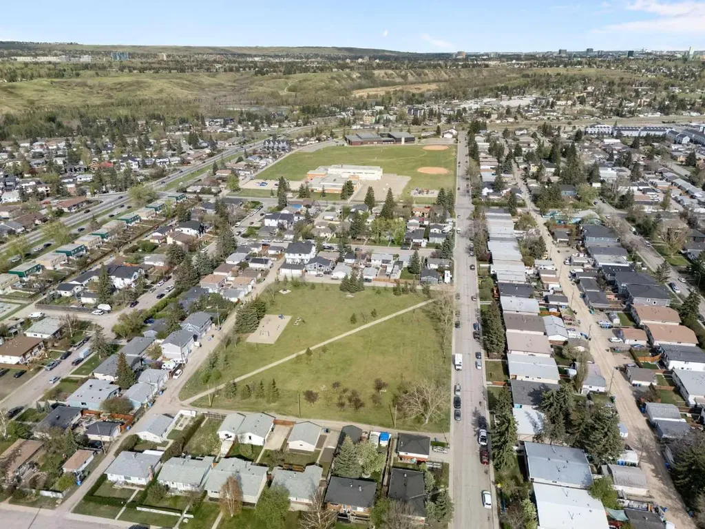 7612 35 Avenue NW Calgary AB T3B 1T5