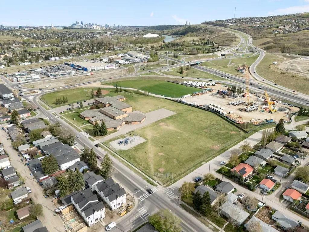 7612 35 Avenue NW Calgary AB T3B 1T5