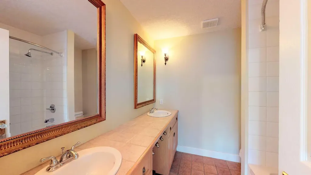 215 10 Avenue NE Calgary AB T2E 0X1