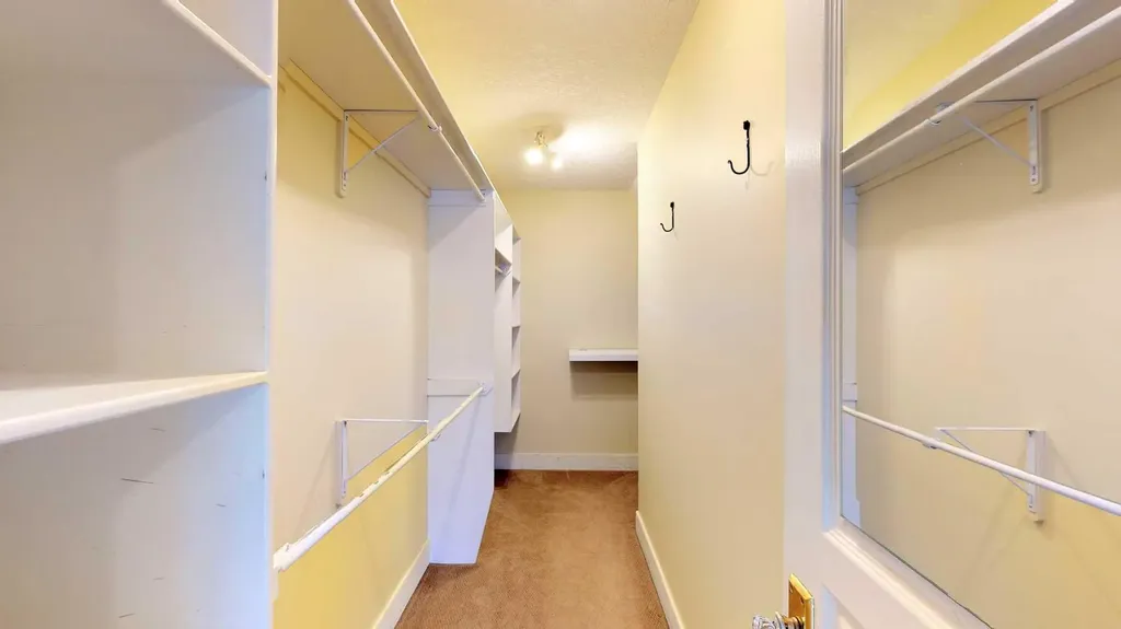 215 10 Avenue NE Calgary AB T2E 0X1