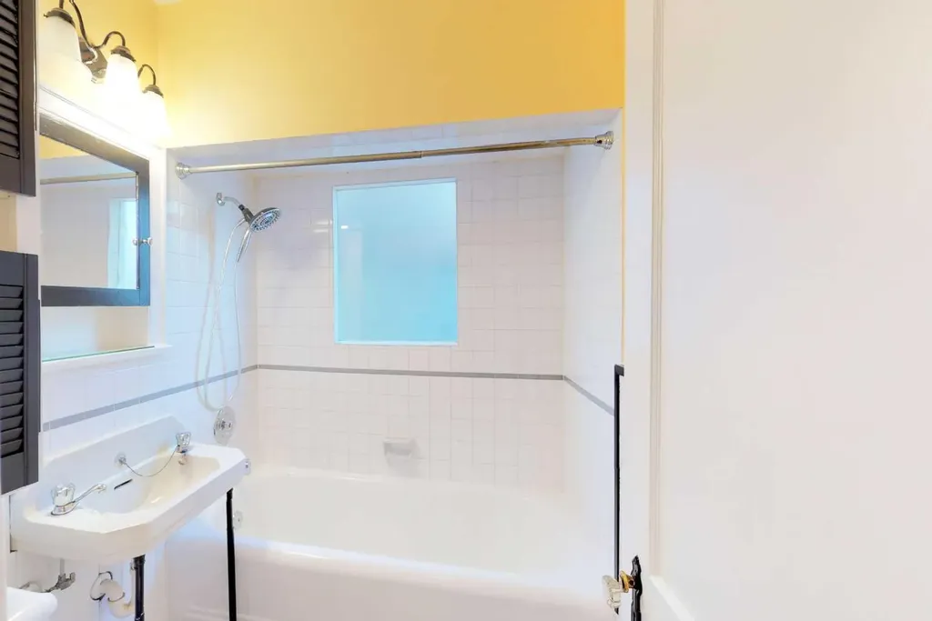 215 10 Avenue NE Calgary AB T2E 0X1
