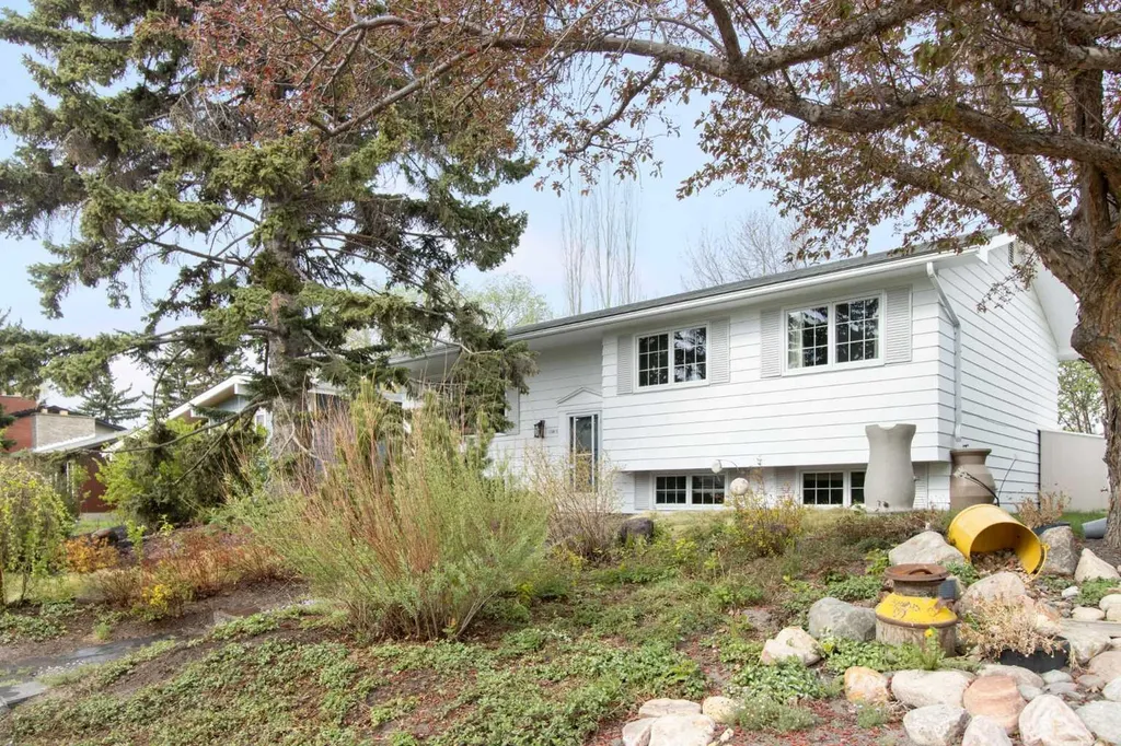 10811 Maplecrest Road SE Calgary AB T2J1Y1