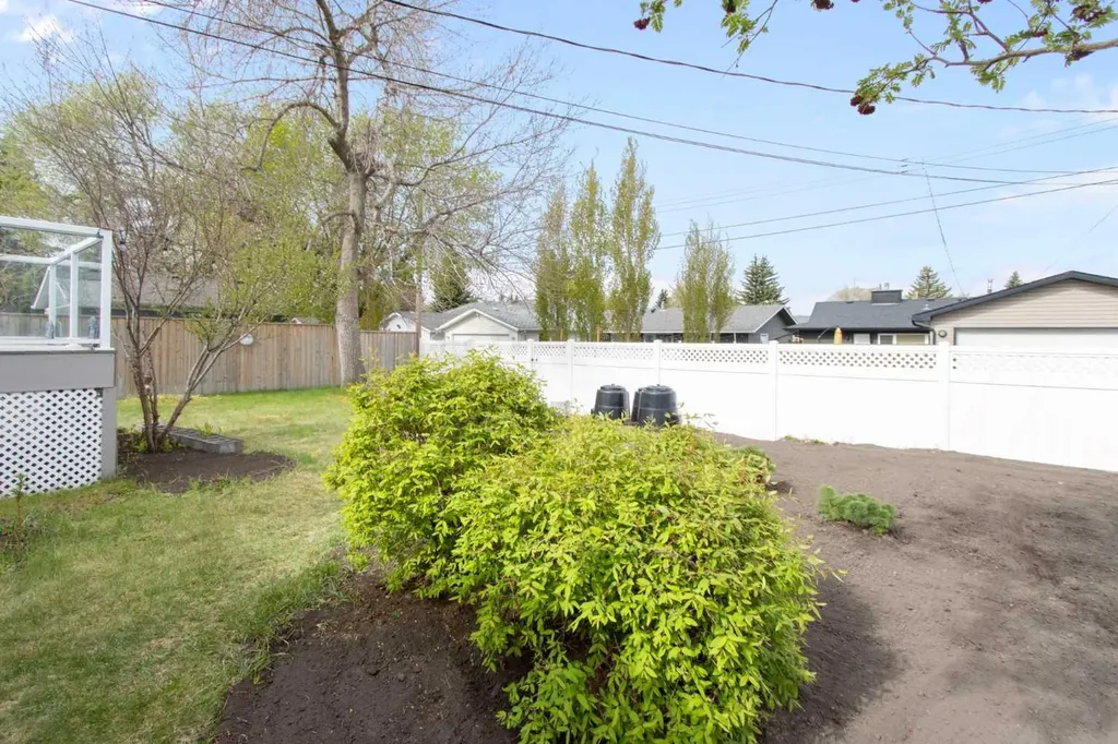 10811 Maplecrest Road SE Calgary AB T2J1Y1