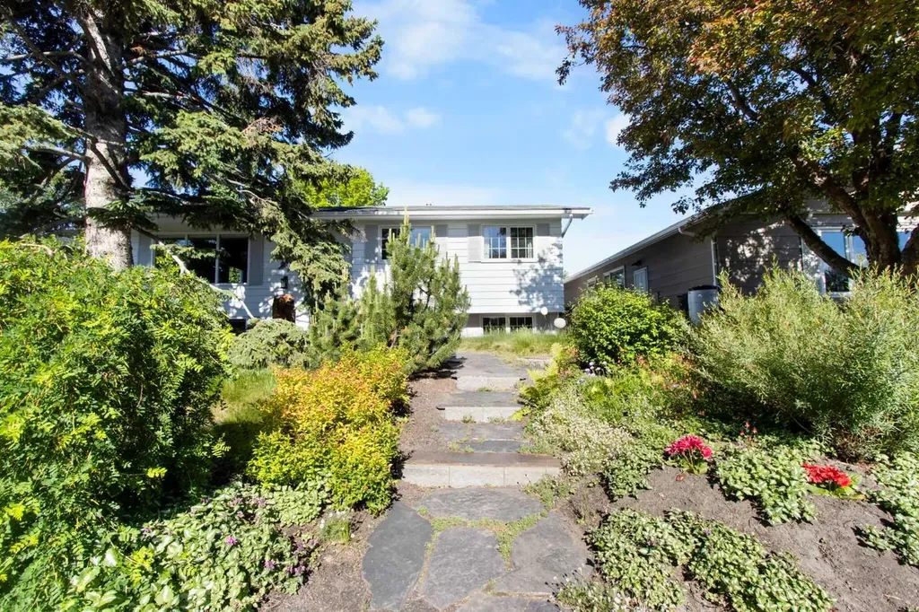 10811 Maplecrest Road SE Calgary AB T2J1Y1