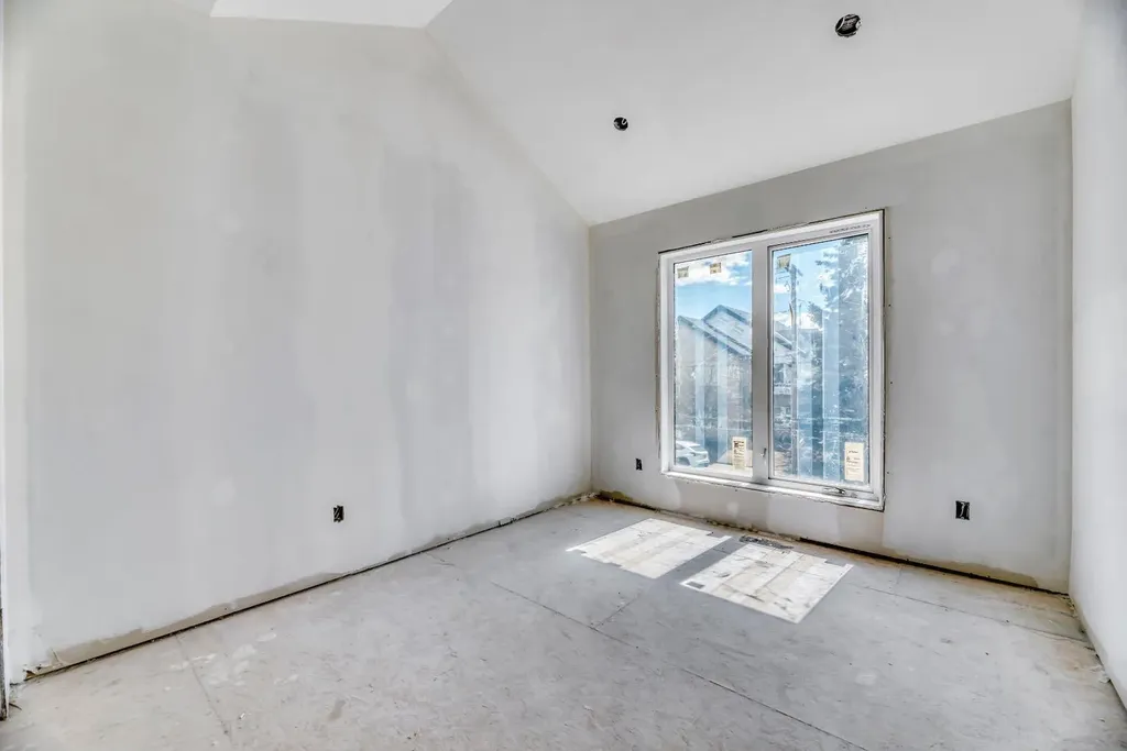 420 & 420b 32 Avenue NW Calgary AB T2M 2P9