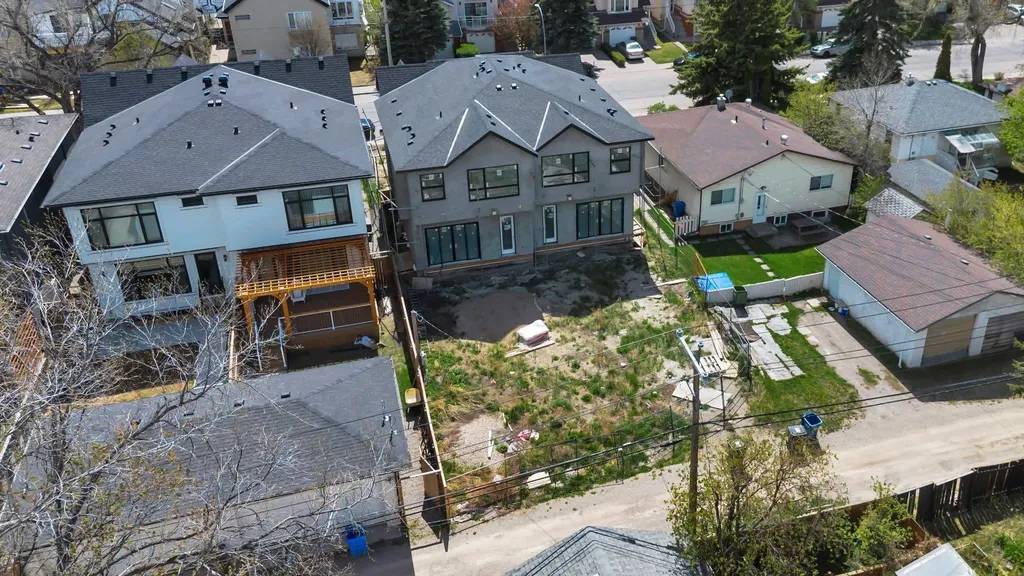420 & 420b 32 Avenue NW Calgary AB T2M 2P9