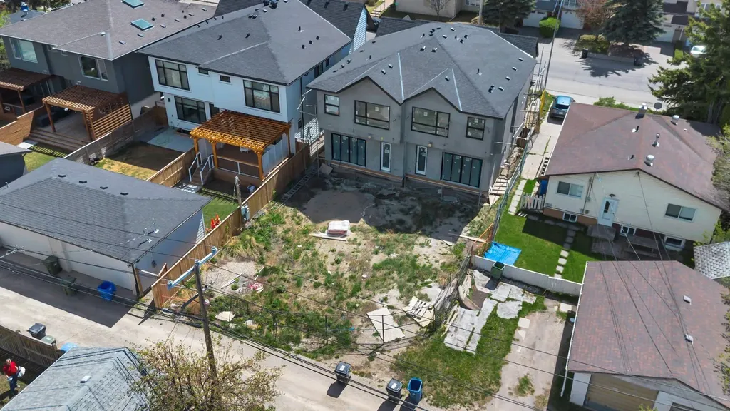 420 & 420b 32 Avenue NW Calgary AB T2M 2P9