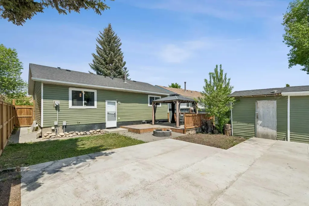 83 Appletree Close SE Calgary AB T2A 7J6