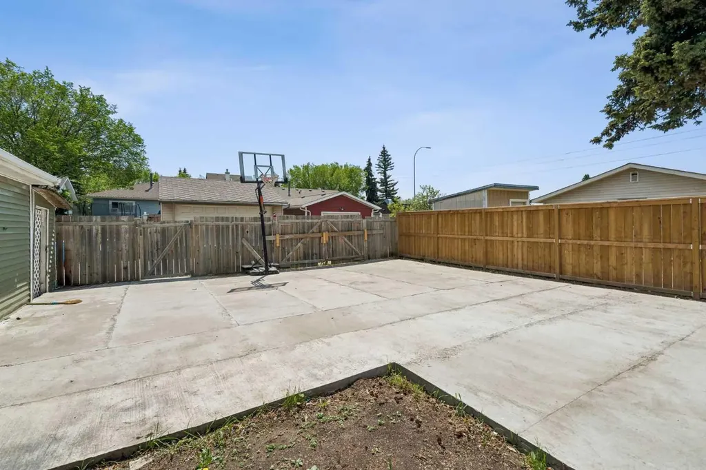 83 Appletree Close SE Calgary AB T2A 7J6