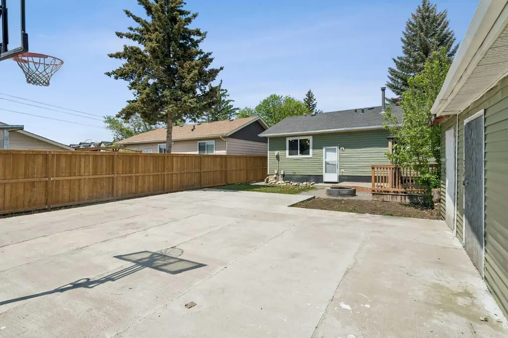 83 Appletree Close SE Calgary AB T2A 7J6