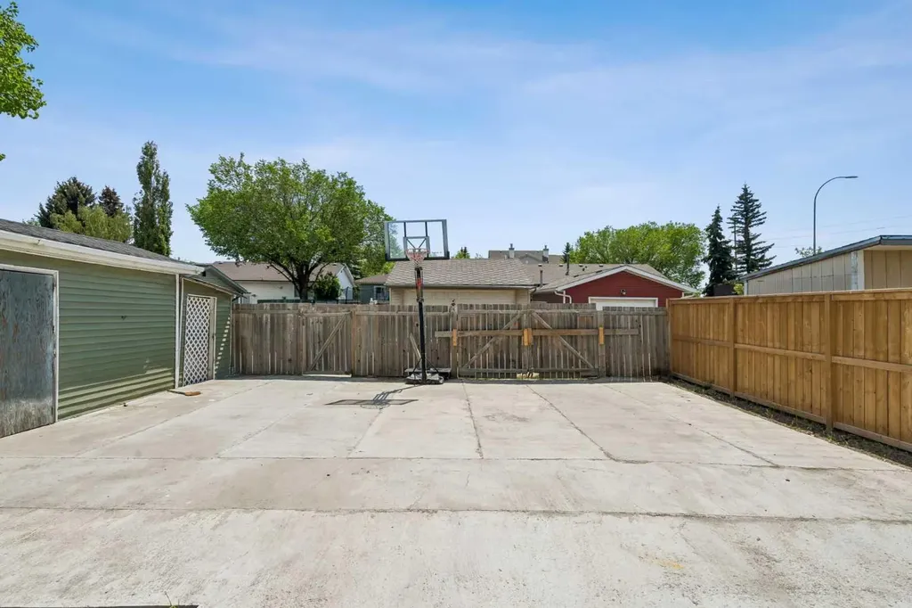 83 Appletree Close SE Calgary AB T2A 7J6