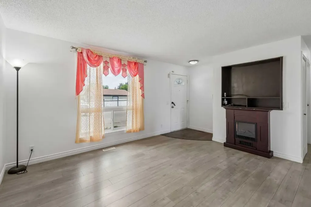 83 Appletree Close SE Calgary AB T2A 7J6