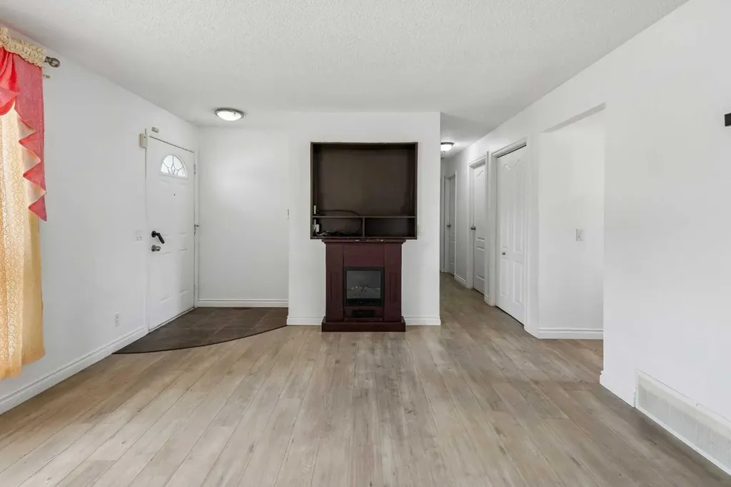 83 Appletree Close SE Calgary AB T2A 7J6