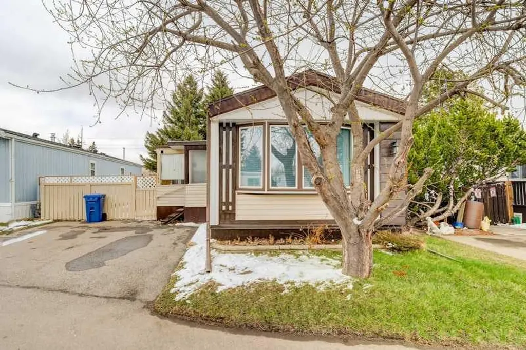 6724 17 Avenue SE Calgary AB T2A 0W5